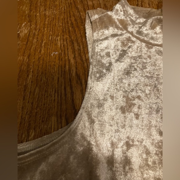 👚(bundle 4 items w/👚for $16) Pullover top by Willow & Root - Picture 6 of 7